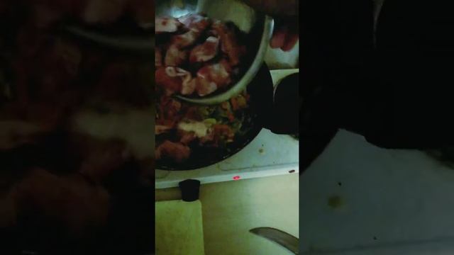 Куриные бедрышки в имбирно майонезом соусе с морковкой и луком и петрушкой смотреть онлайн