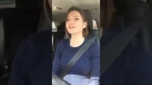 Милая девушка снимает себя, как она поет в машине. Очень красиво.