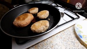 Котлета свиная домашняя  с тушёной   гречкой  под соусом  .