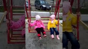 Девочки поют песенки и качаются на Качели