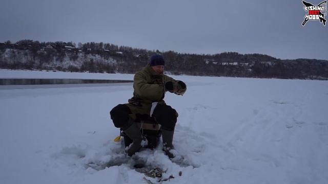 Зимняя рыбалка на Оке в декабре с друзьями! Опасный лед  Окунь и Ерш. Ловля на мормышку.