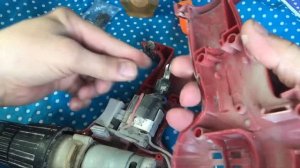 СКРИПИТ ШУРУПЁВЁРТ ЧТО ДЕЛАТЬ ? РАЗБИРАЮ ШУРУПЁВЁРТ