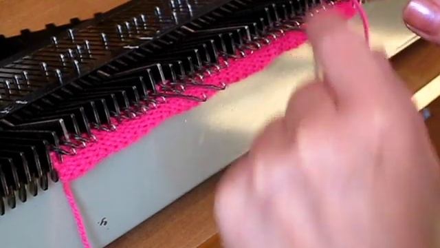 7 образец "Изба Вязальня". Видео-урок машинной вязки на вязальной машине Нева 2 смотреть онлайн