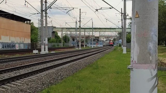 Электровоз ЭП20-054 с двухэтажным поездом №738 Москва – Воронеж на платформе Косино смотреть онлайн