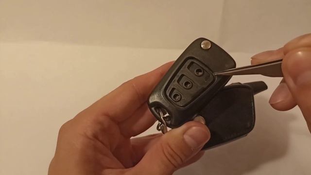 Замена резинки (накладки) кнопок на ключе - брелке Киа Рио 3, Хендай Солярис. смотреть онлайн