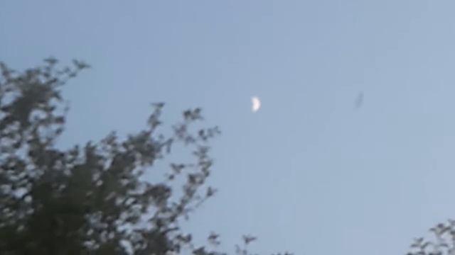 Половина Луны и солнце одновременно смотреть онлайн