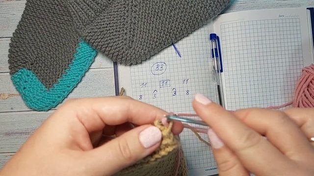 Лёгкие и нежные следки на двух спицах.