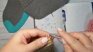 Лёгкие и нежные следки на двух спицах.