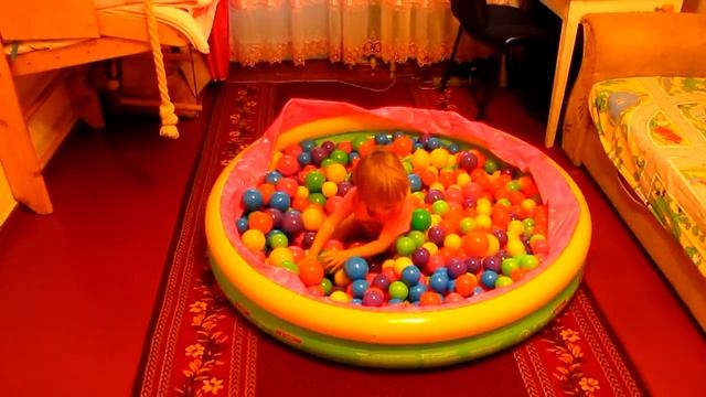 Надувной бассейн с шариками для детей видео играем прыгаем бегаем Playing in a pool of balls смотреть онлайн