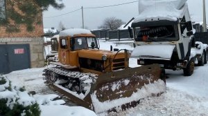 Трактор ДТ-75Б. Запуск дизеля, работа, снег! The legendary tractor DT-75B. Starting a diesel engine!