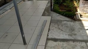 Укладка плитки во дворе.