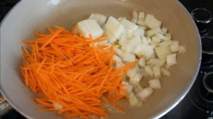 Тушеные рёбрышки зайца в сметане с луком и морковью