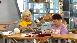 Жительницы Белоярского вяжут носки для бойцов СВО