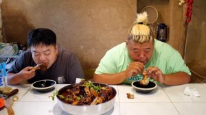 10多斤羊棒骨做麻辣口味，猴哥啃得嘴角流油，吸吸羊骨髓真过瘾！【胖猴仔】