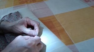 Как обработать уголок в шелковом платке