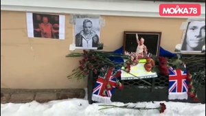 Стена оклеена фотографиями Кита Флинта из Prodigy