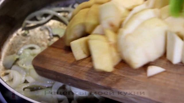 Куриная печень с яблоками и луком. Очень неожиданно. Но очень вкусно!
