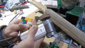 как я зачищаю наждачкой небольшие фрагменты с помощью самоделки