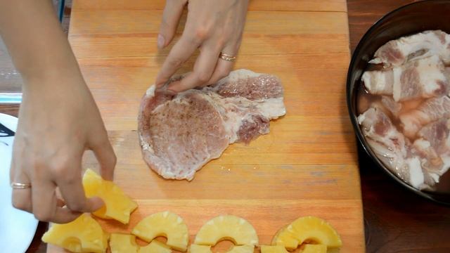 Мясной рулет. Рецепт мясного рулета с ананасом. Рецепт на праздник. Мясо в духовке.