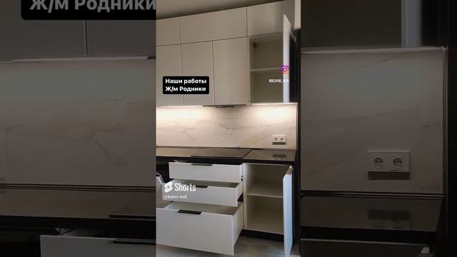Черно-белая кухня, шкаф-витрина, ручки-профиль, столешница LG HI-MACS. Стильное и практичное решение