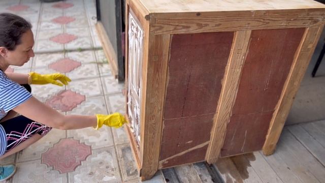 Попробовала два средства для очистки мебели от старого покрытия. Что не стоило потраченных денег