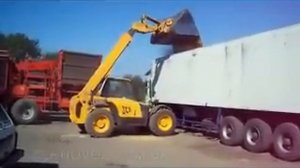 Как погрузчик загружает сыпучий груз в зерновоз, перевозка зерна