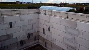Курятник из газобетона . Доделали стены .