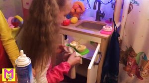 Дети готовят еду. Игрушечная кухня/ Ann and Archie make sweets. Toy kitchen. Baby food