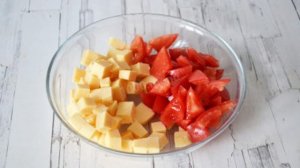 Салат с куриной грудкой сыром и помидорами