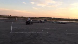Квадроцикл ставим на бок
