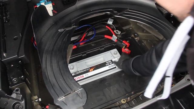 Как снять и установить аккумулятор BMW X5 E53 замена АКБ при разряженном аккумуляторе BMW X5