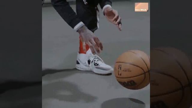 Kyrie Irwing is doing his routine dribbling warmup. смотреть онлайн