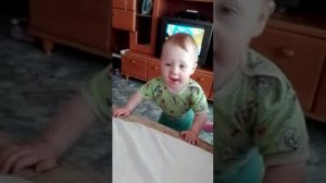 Как научить ребенка пить из кружки, первые шаги