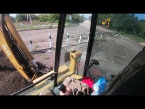 Порядок на рабочем месте делаю и экскаватором и фронтальным ковшем.