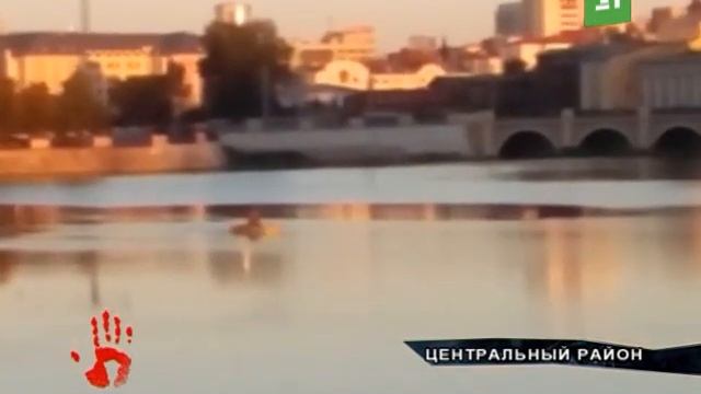 Мужчина ставит сети прямо в центре города на реке Миасс смотреть онлайн