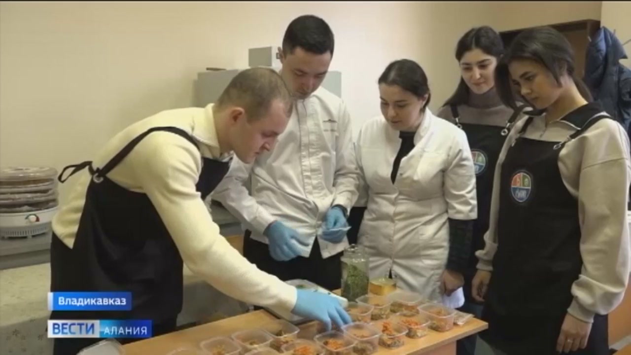 В Северной Осетии производят сухие суповые наборы для бойцов СВО смотреть онлайн