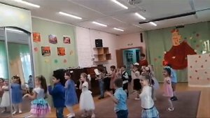 Танец «Осень» , вход на праздник старшая гр.