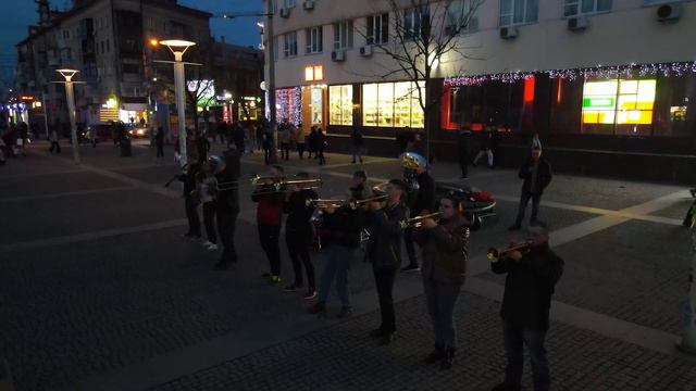 В Днепр на Европейскую площадь вернулся оркестр смотреть онлайн