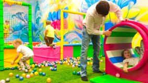 Настя_и_Папа_играют_на_детской_площадке_