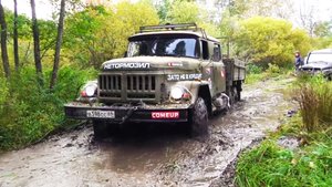 Мужик смело кинулся в болото на ЗИЛ 131. Спас УАЗ и Ниву. Советский грузовик 6х6 король бездорожья.