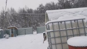 Дача зимой. Чищу теплицу.