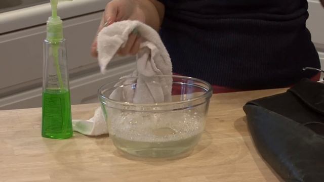 Housekeeping Tips : How to Wash a Leather Jacket смотреть онлайн