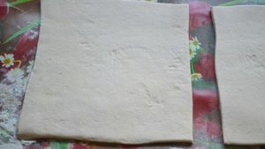 Ватрушки из слоеного теста с творогом