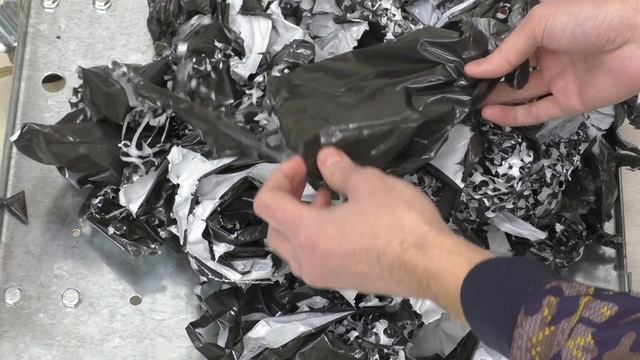 СНИМАЕМ ЗАЩИТНУЮ ПЛЁНКУ С ФРИЗЕРА. Достать ножи. смотреть онлайн