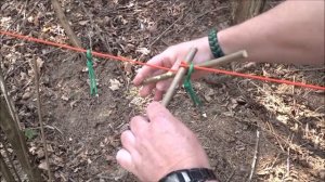 Две палки Система натяжения веревки Наружные советы по дикой природе Строительство укрытия