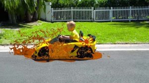 Влад и Ники учатся ремонтировать машинки в автосервисе для детей