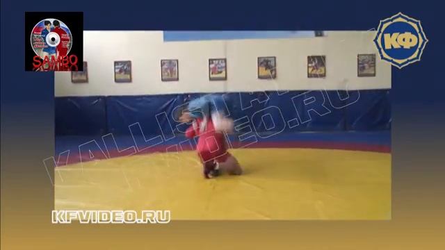 Техника борьбы самбо. Мельница с колен вариант 2. kfvideo.ru.mp4