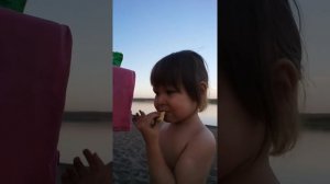 Разговор Ребенка 2 года на речке - Дочка говорит