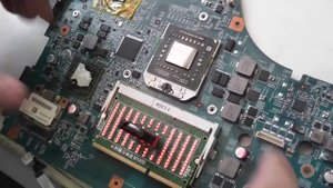 Упавший ноутбук. Сколы и трещина в кристалле процессора