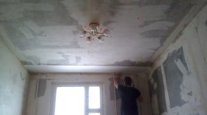 Как поклеить обои на потолок